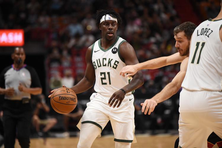 深圳队鏖战雄鹿,霍勒迪点燃赛场 深圳队鏖战雄鹿,霍勒迪点燃赛场